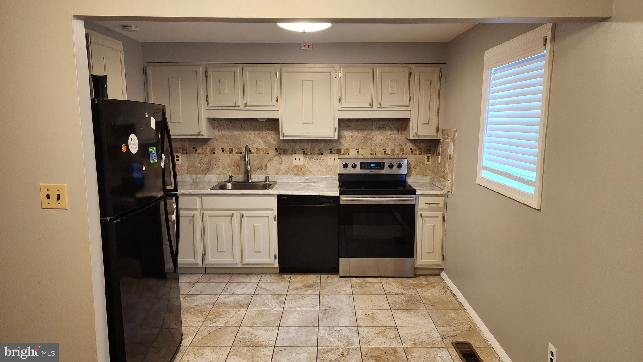 CAROLE HIGHLANDS - Residential Lease