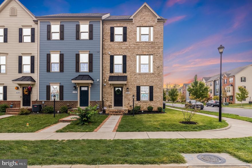 This beautiful, end unit townhome is now available in the sought after Potomac Shores neighborhood. This is a must-see with the the very spacious kitchen that boasts plenty of cabinet and countertop space, a large pantry, and a deck off the kitchen. Leading to the open concept living room area with plenty of room. Upstairs you have 3 bedrooms, 2 full bathrooms, and conveniently located laundry room. The main bedroom is huge, with the main bathroom attached to include a huge walk-in shower with dual shower heads, and double sink. The full hall bath has a linen closet. The entry level is perfect for a home office space or just a great place to sit and chat. The large 2 car garage is in the rear of the home behind the entry level room.
In total there are 2 full & 2 half baths, 3 bedrooms, ceiling fans throughout, and with it being an end unit, lots of windows to allow natural lighting. You will not be disappointed! As part of your rent, there is Verizon FiOs basic internet (can be upgraded for an additional fee), as well as access to the neighborhood amenities and events. Also the enjoyment of the public Jack Nicklaus golf course, and the Tidewater Grill, and much more.