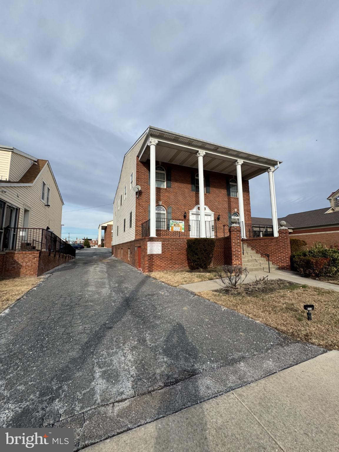 Main image without alt text