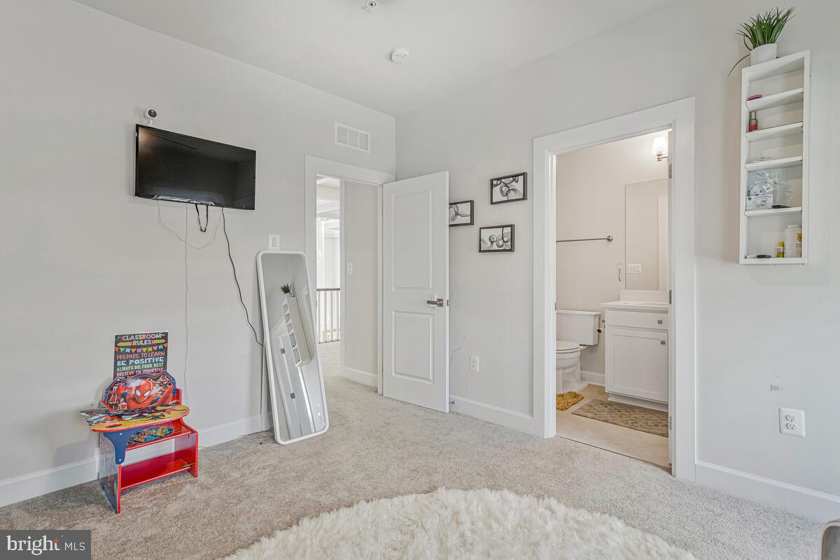 SOUTH LAKE - Residential