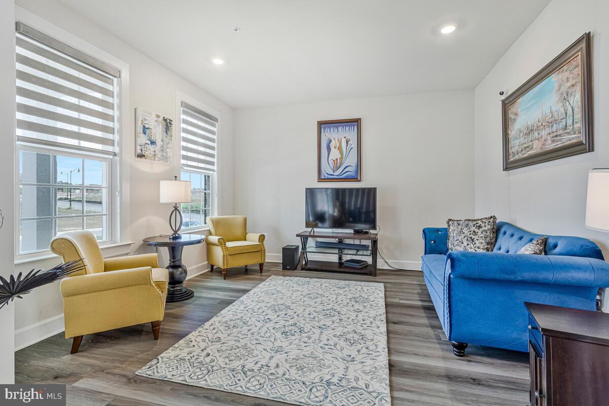 SOUTH LAKE - Residential