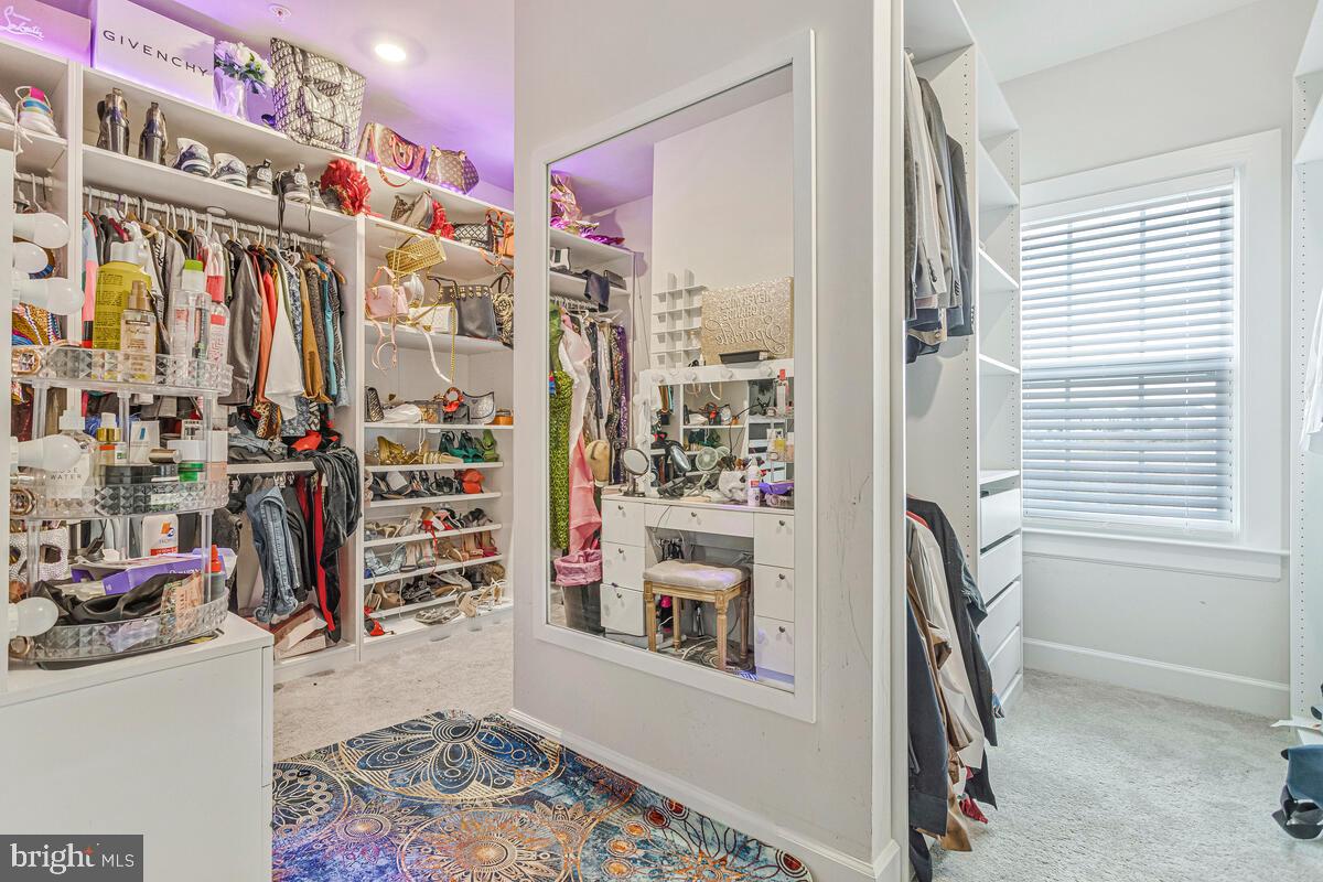 SOUTH LAKE - Residential