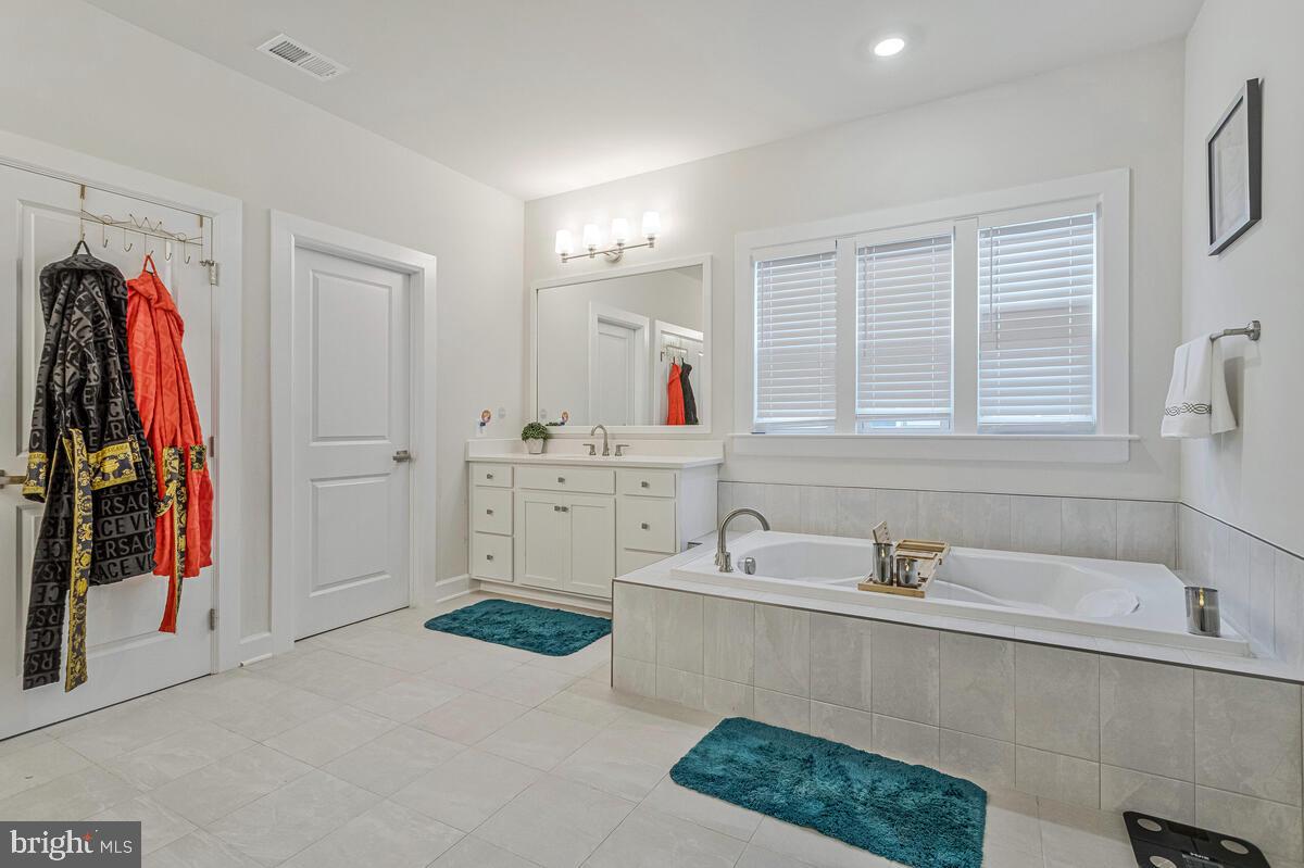 SOUTH LAKE - Residential