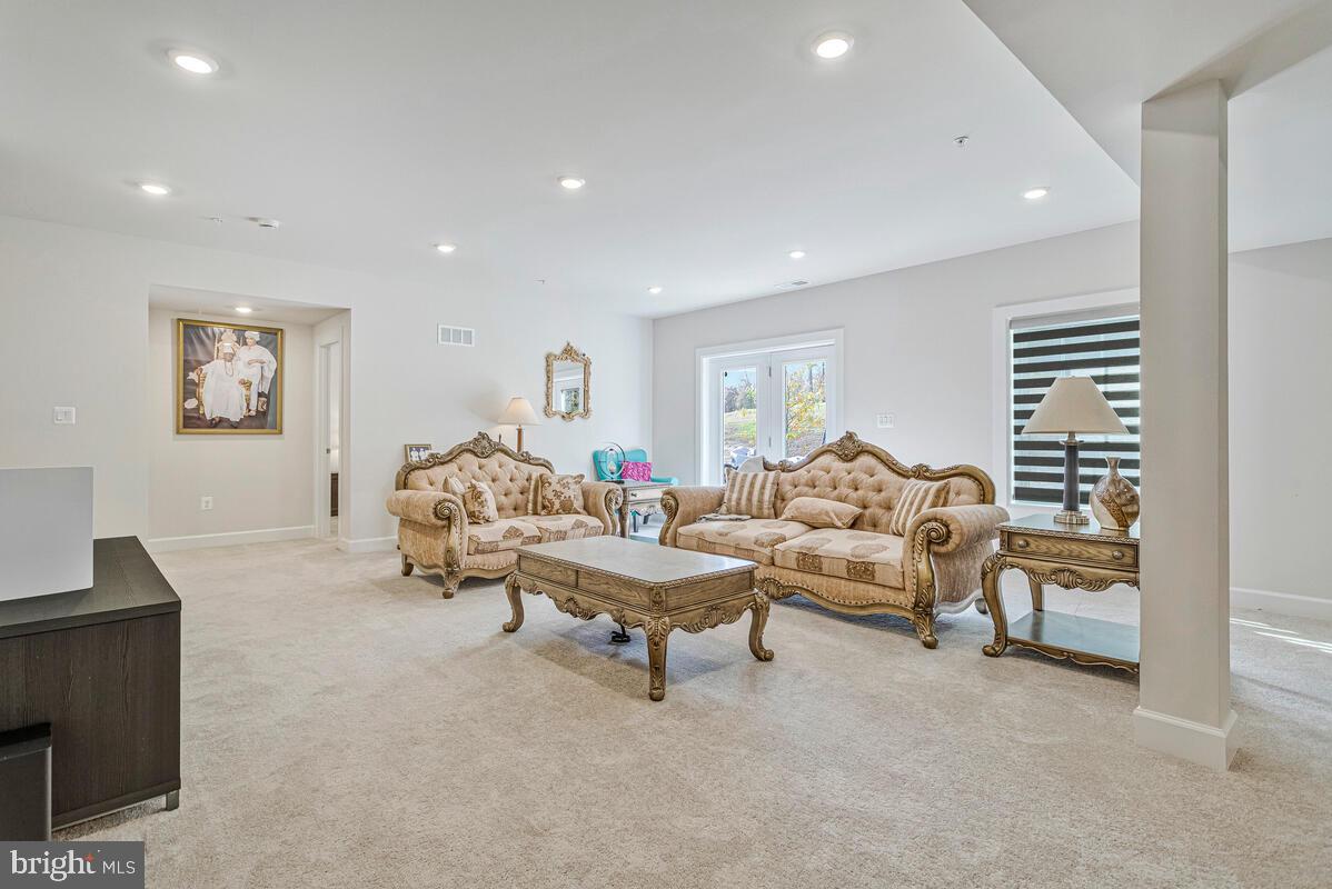 SOUTH LAKE - Residential