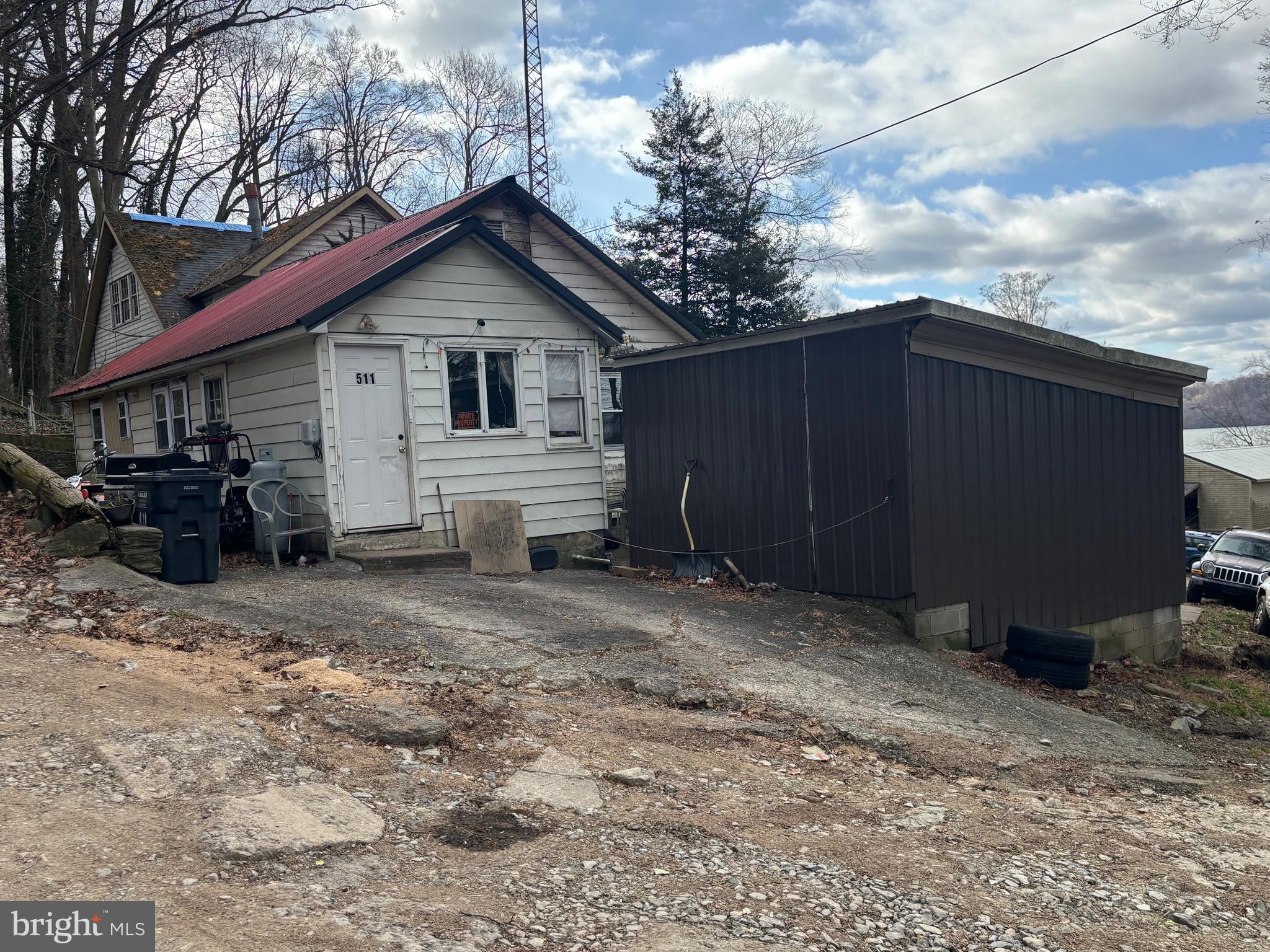 511 EDGEWOOD LANE