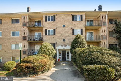 Photo of 1521 Colonial Drive #201, WOODBRIDGE, VA 22192 (MLS # VAPW2114836)