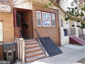 Large 1 bedroom, with a changing room, 1 bathroom Apartment for rent.Close to all major highways,mass transportation ,walking distance to the Stadium district, Hip and trendy Passyunk ave bars and restaurants,next door to Scannichio's and across the street from the famous L'Angelo restaurants. This is the first floor unit.Enter through the large eat in kitchen with ceramic tile flooring ,wood cabinets , refrigerator and range. Spacious living room with wood flooring and a nice sized bedroom with a large closet/changing room. Also has access to the yard. You wont need to drive anywhere, everything is close and SEPTA is right outside your front door!