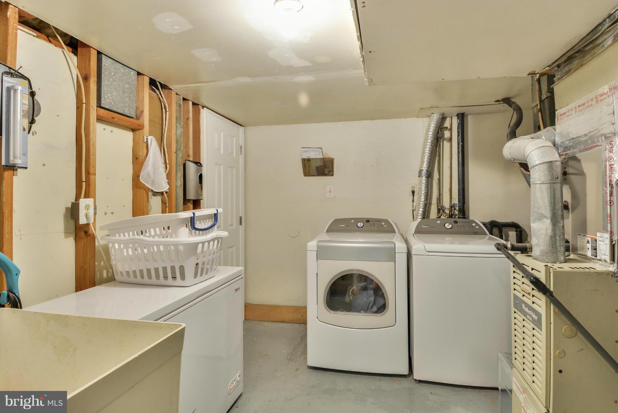 PINEWOOD LAKE - Residential