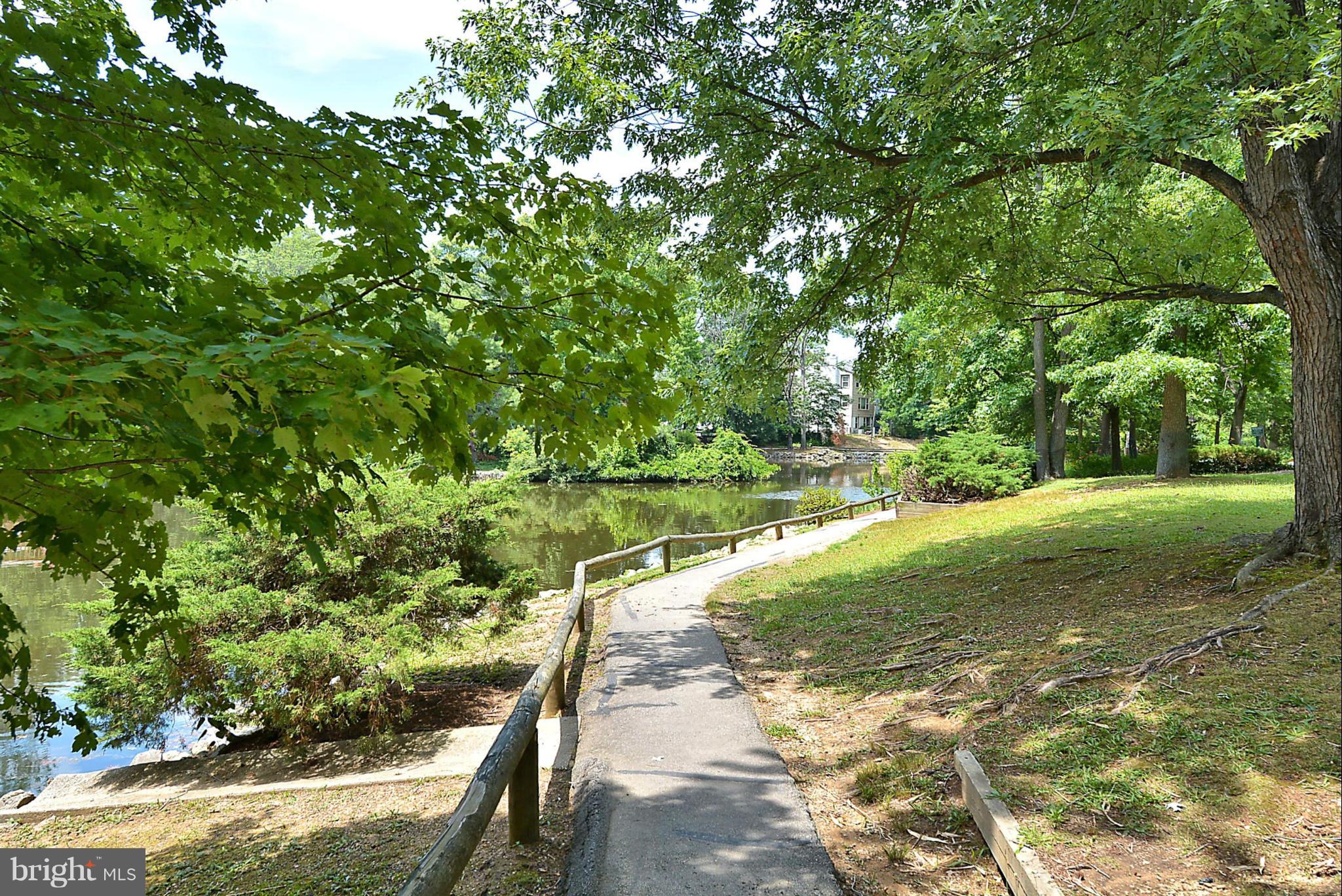 PINEWOOD LAKE - Residential