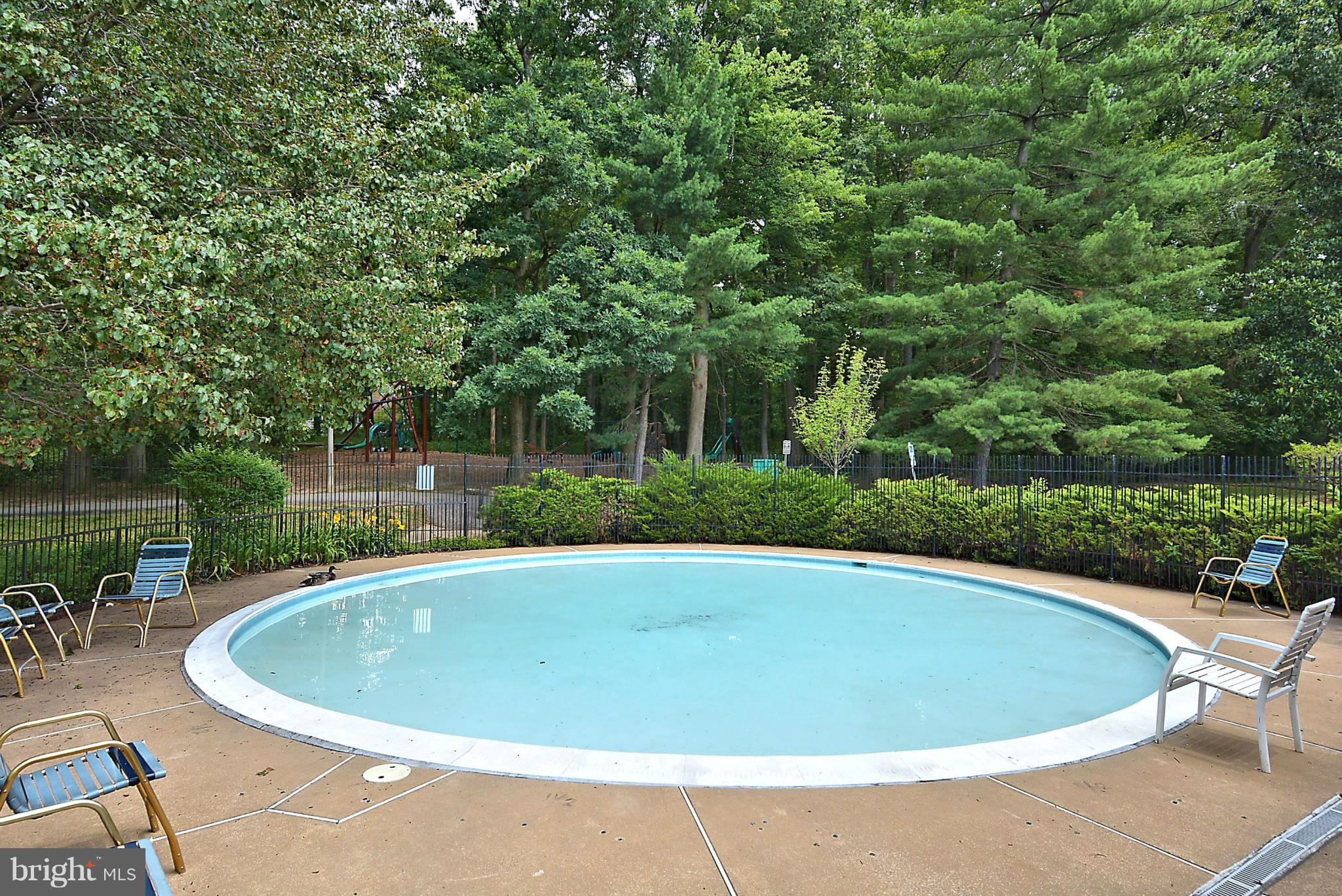 PINEWOOD LAKE - Residential