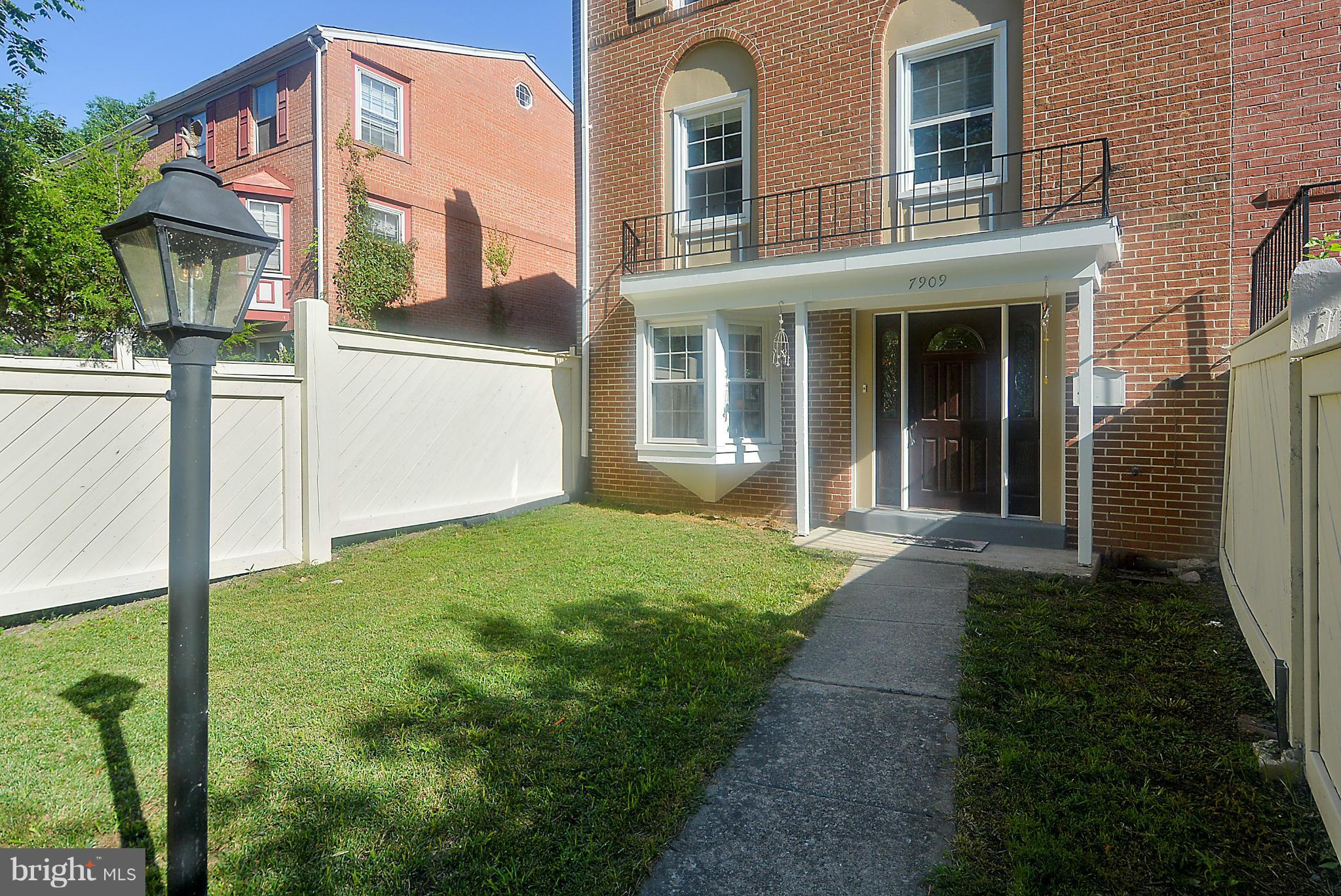 PINEWOOD LAKE - Residential