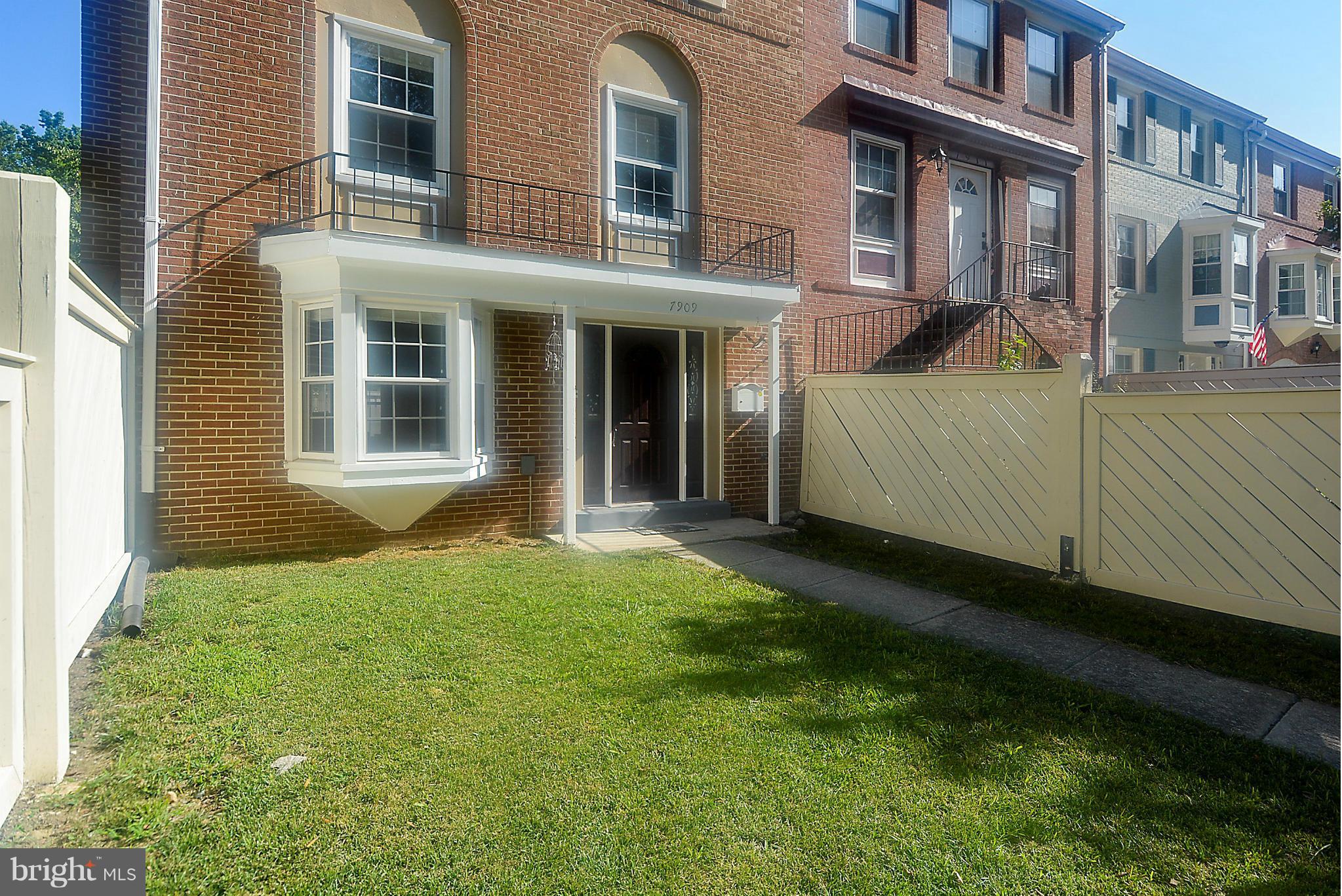 PINEWOOD LAKE - Residential