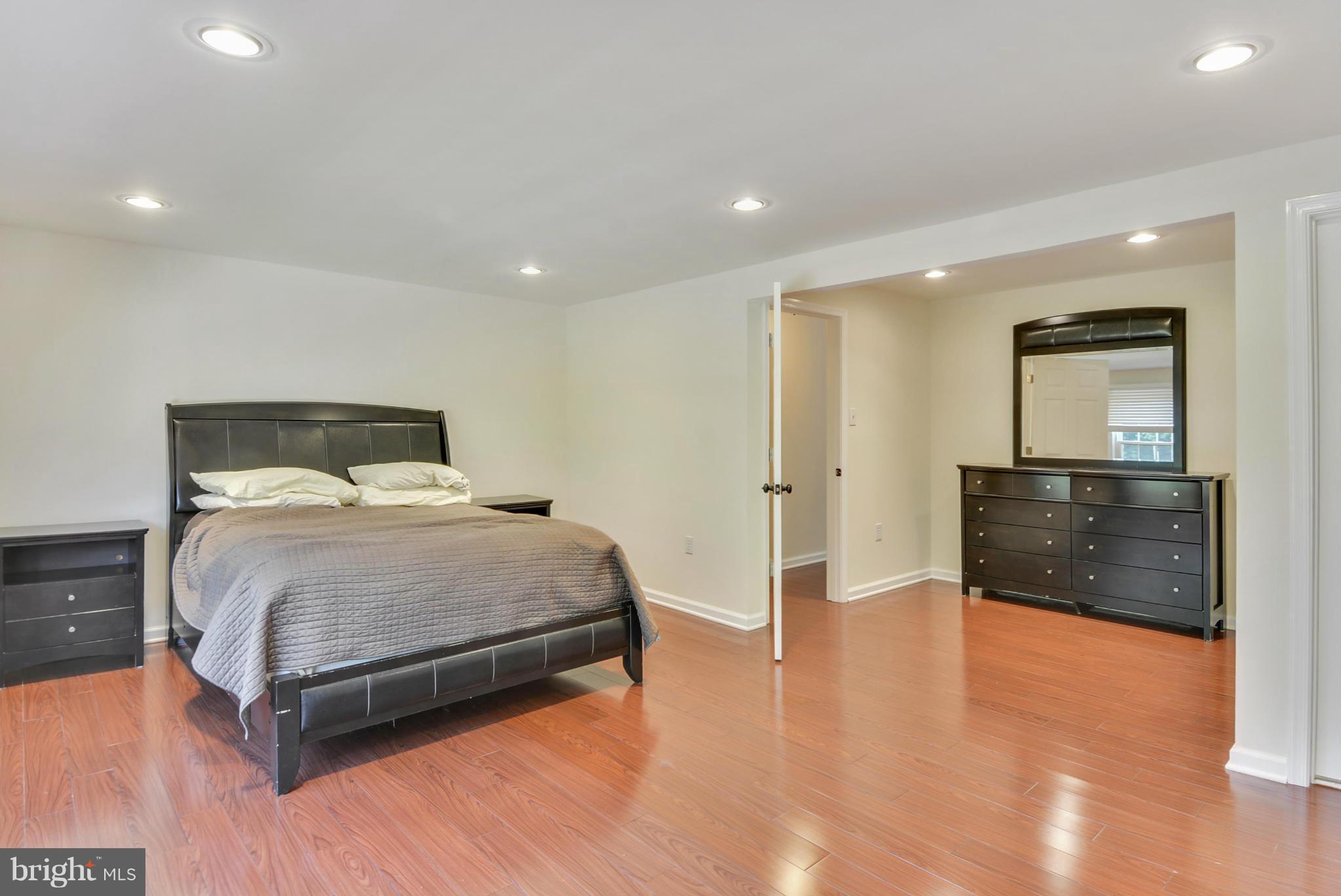 PINEWOOD LAKE - Residential