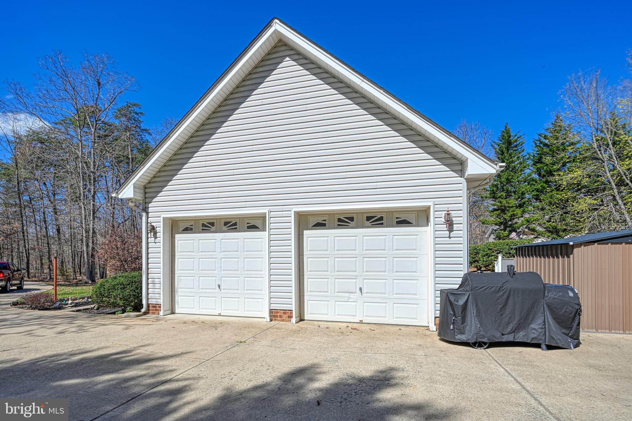 LAKESIDE WOODS - Residential