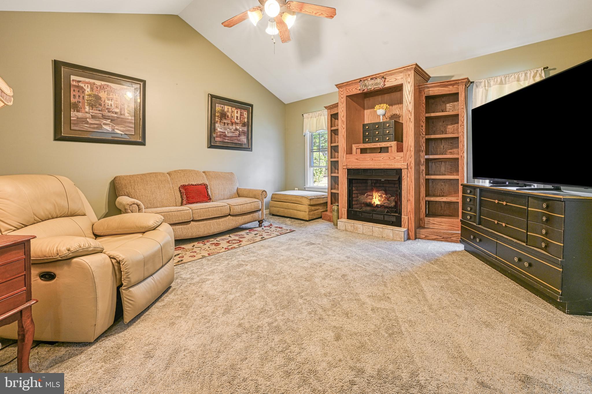 LAKESIDE WOODS - Residential