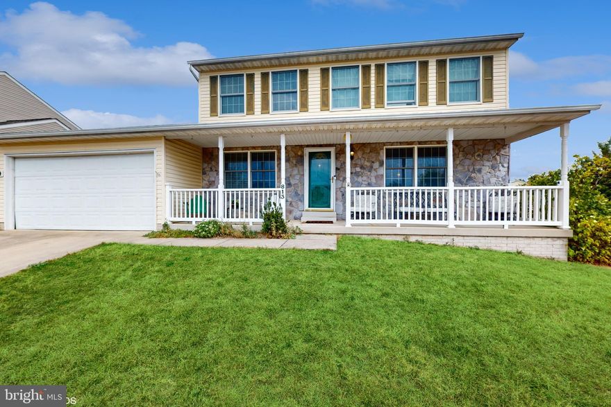 Spacious Single Family house with a 2 car garage. 3 Bedroom and 2/1 bathroom.  NO HOA! offers space for games, pets, garden has a flat backyard. You don't want to miss this amazing opportunity for this home to be yours!
Property qualifies for USDA Loan