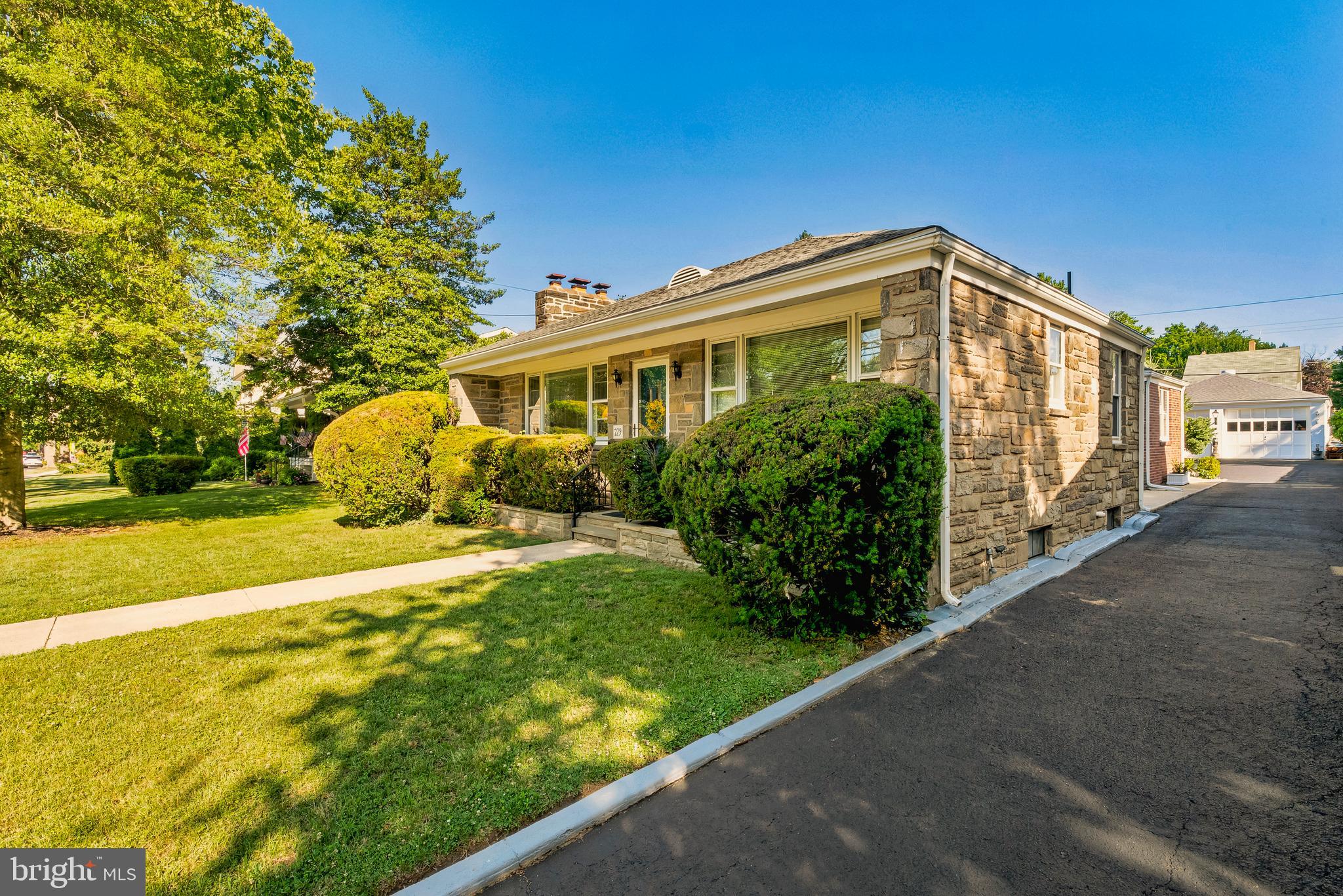 229 W KINGS HIGHWAY