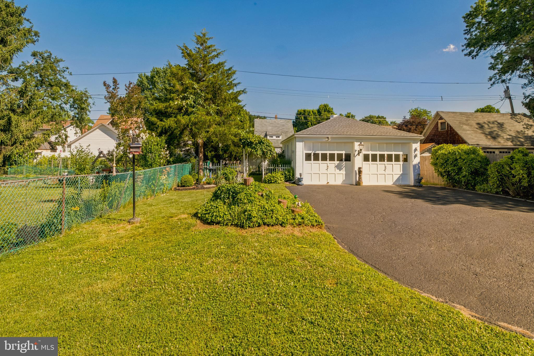 229 W KINGS HIGHWAY