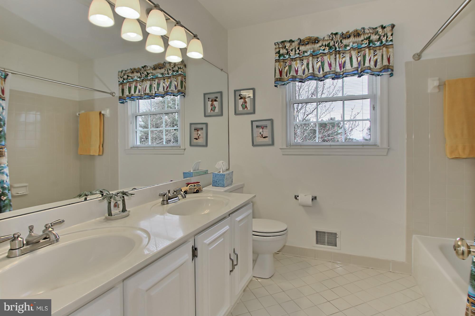 COUNTRY CLUB MANOR - Residential