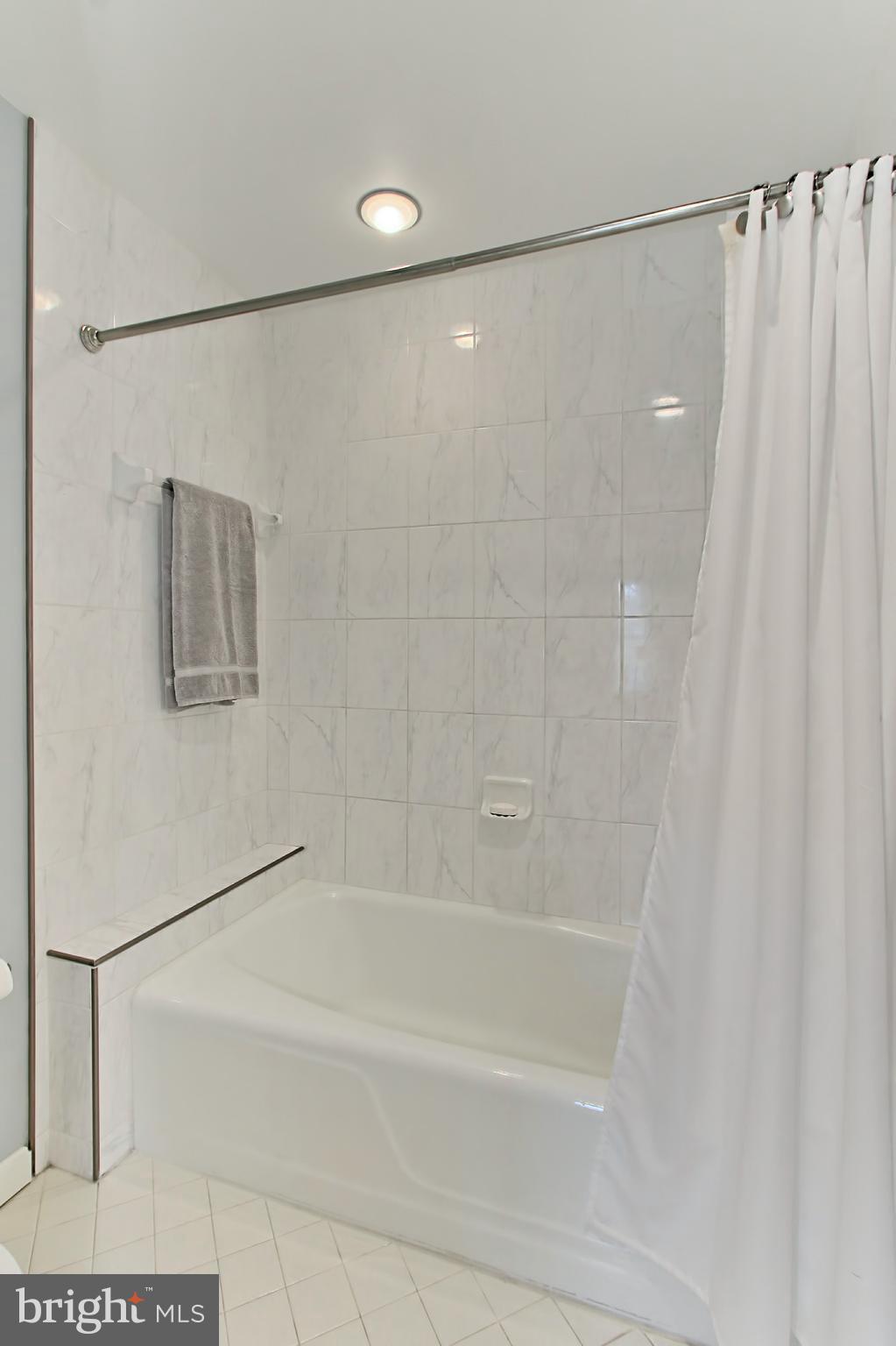 COUNTRY CLUB MANOR - Residential