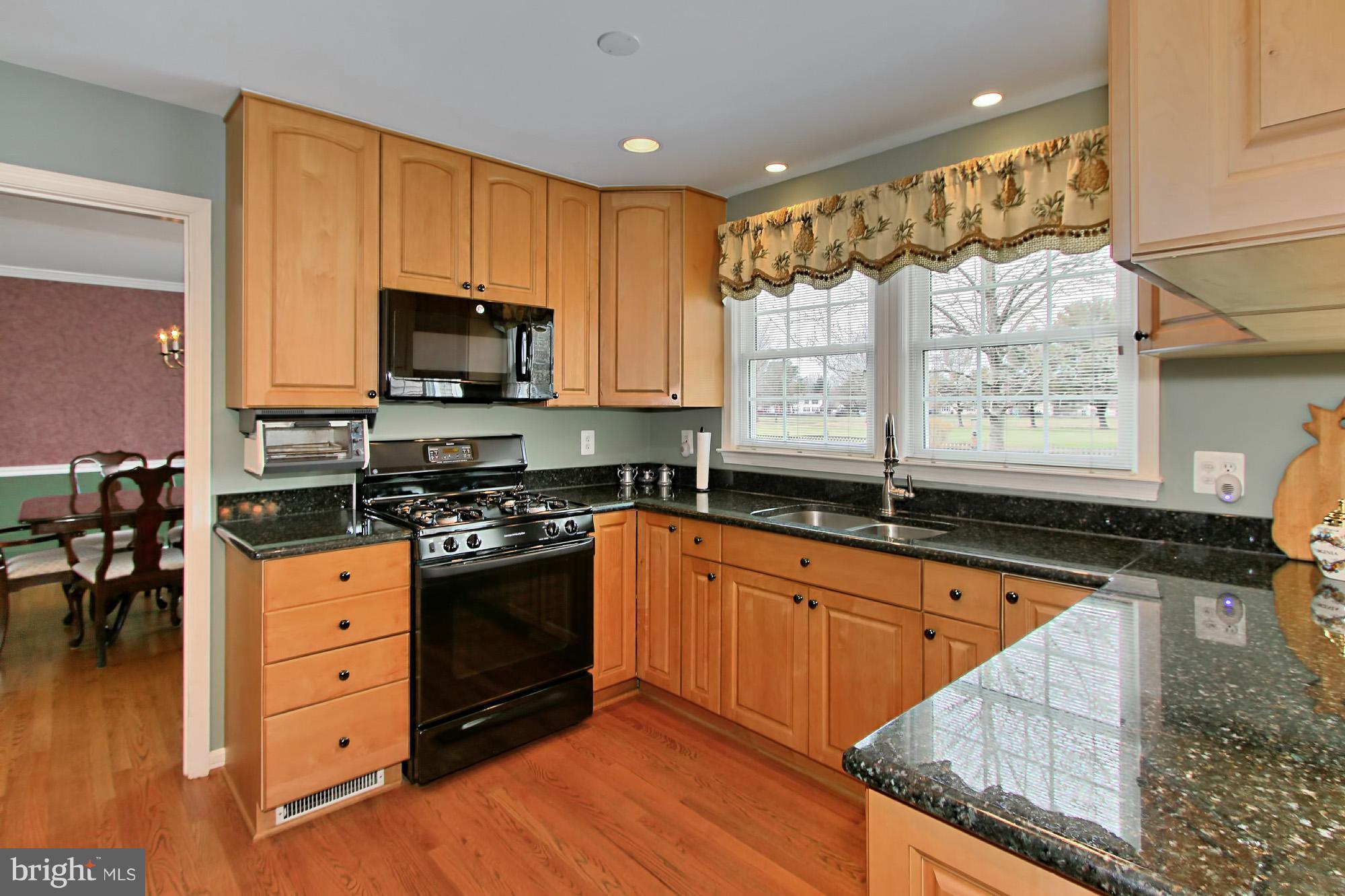 COUNTRY CLUB MANOR - Residential