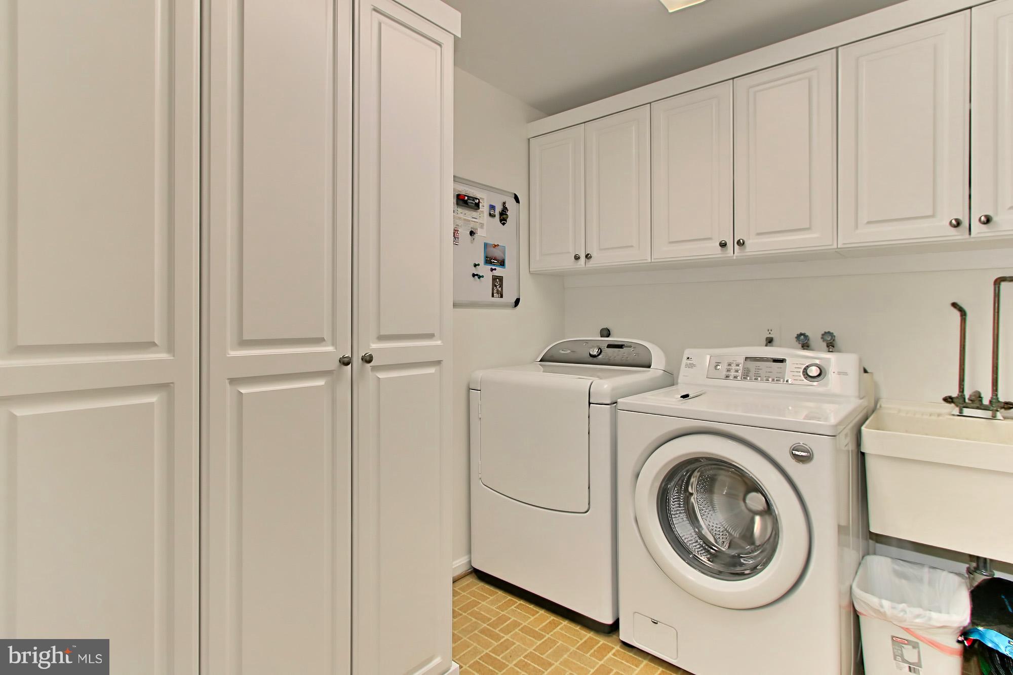 COUNTRY CLUB MANOR - Residential