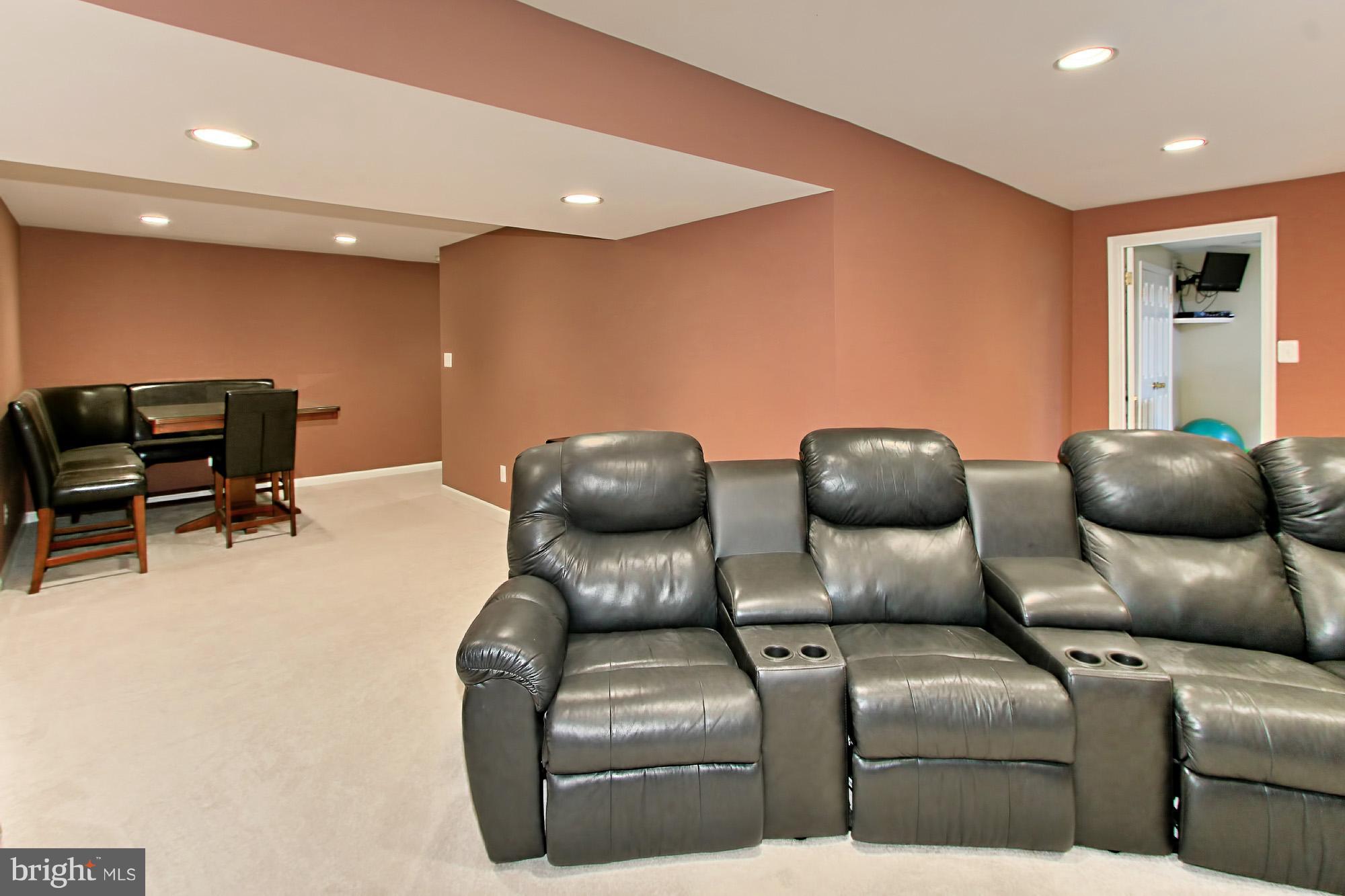 COUNTRY CLUB MANOR - Residential