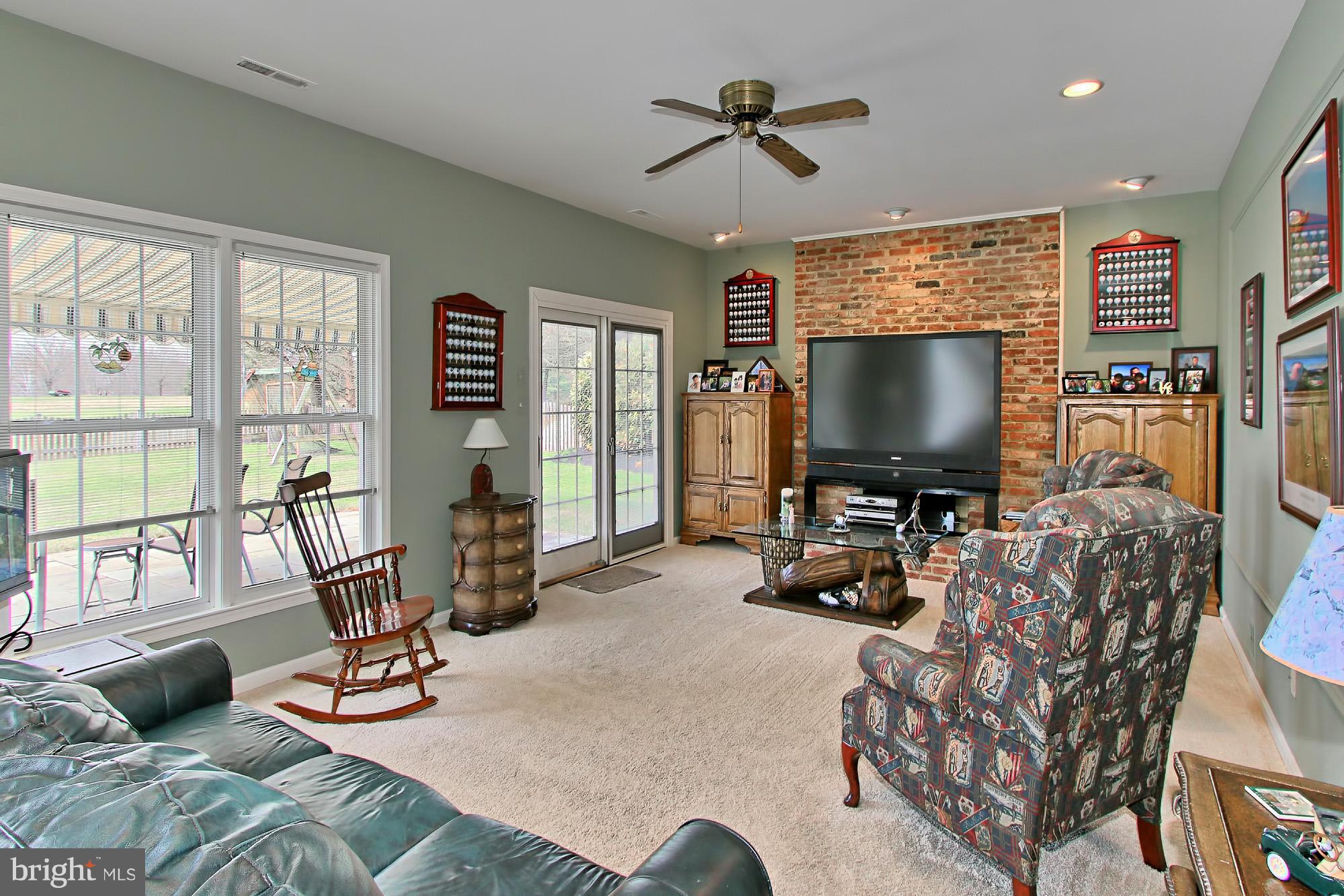 COUNTRY CLUB MANOR - Residential