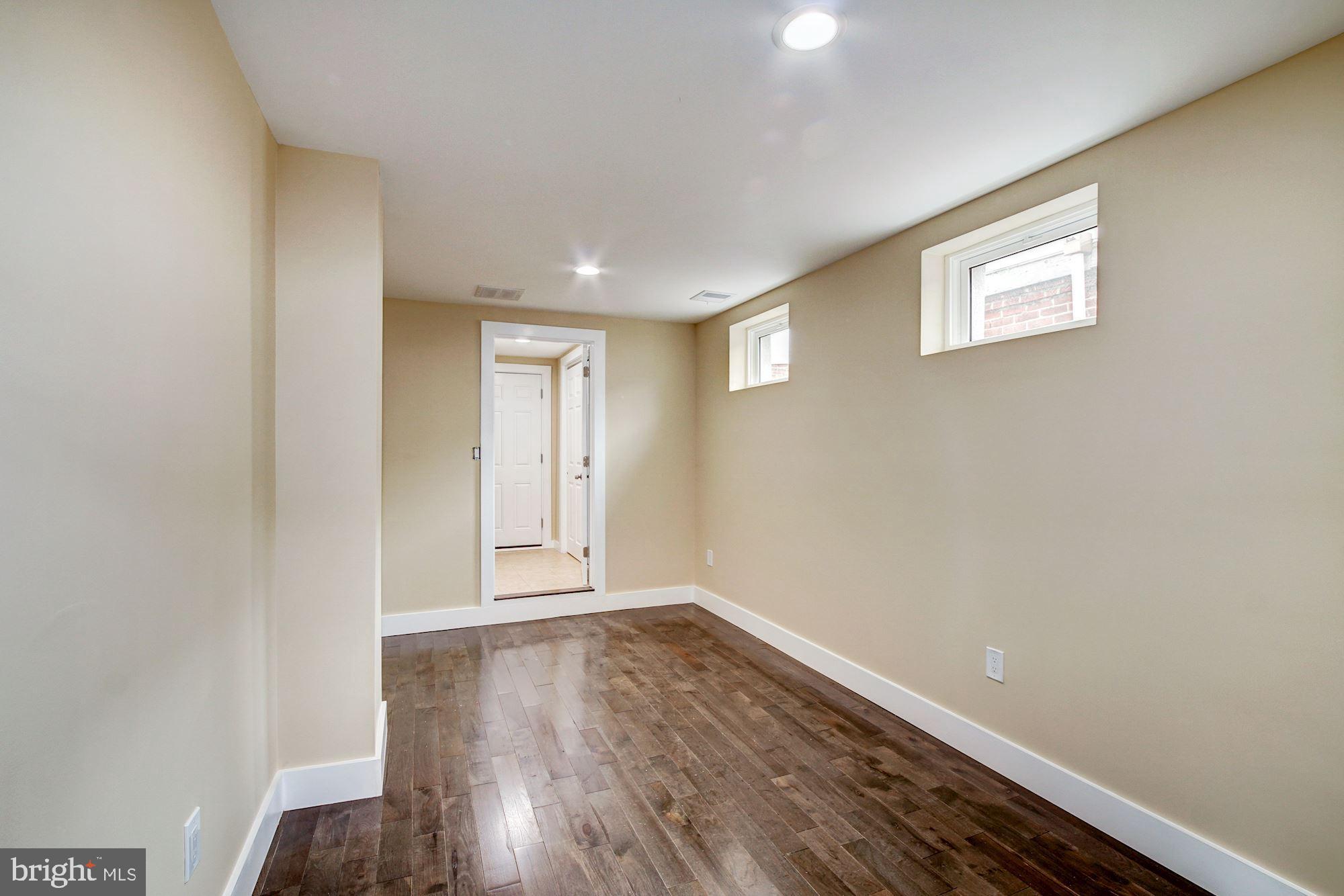 PORT RICHMOND - Residential Lease