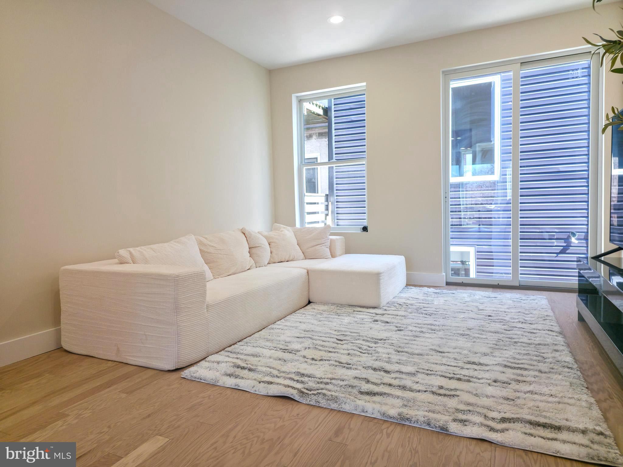 QUEEN VILLAGE - Residential