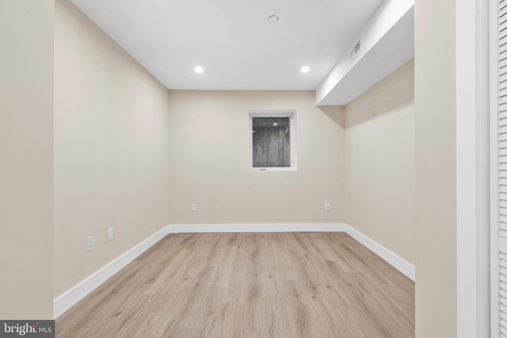 QUEEN VILLAGE - Residential