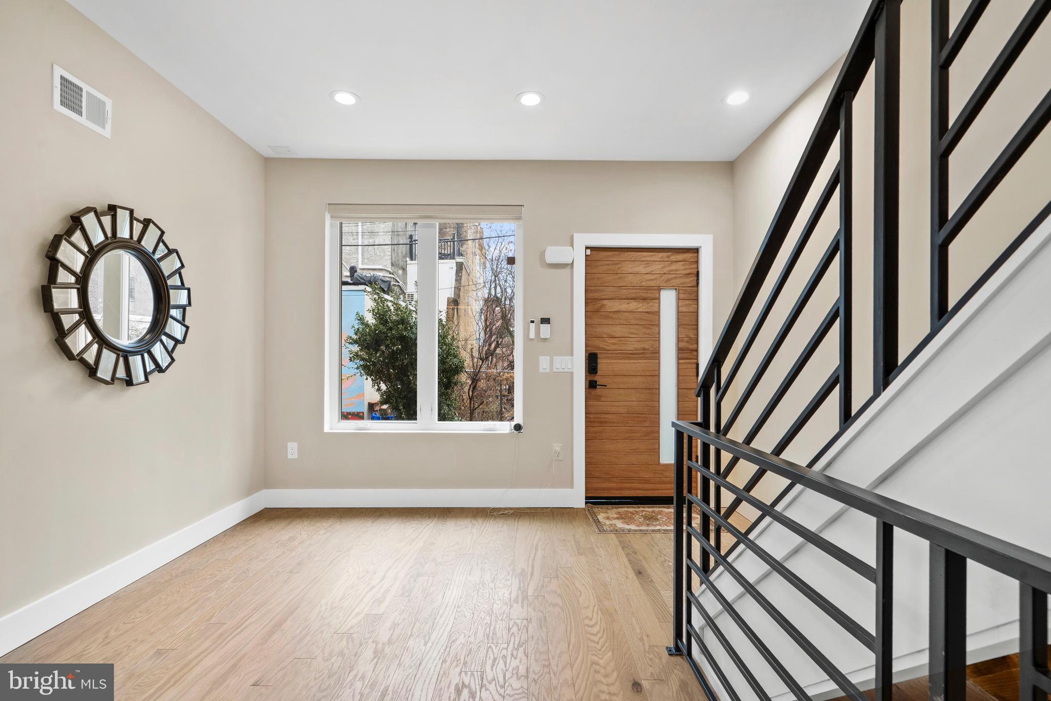 QUEEN VILLAGE - Residential