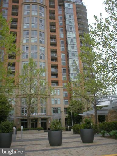 ONE PARK CREST - Residential Lease