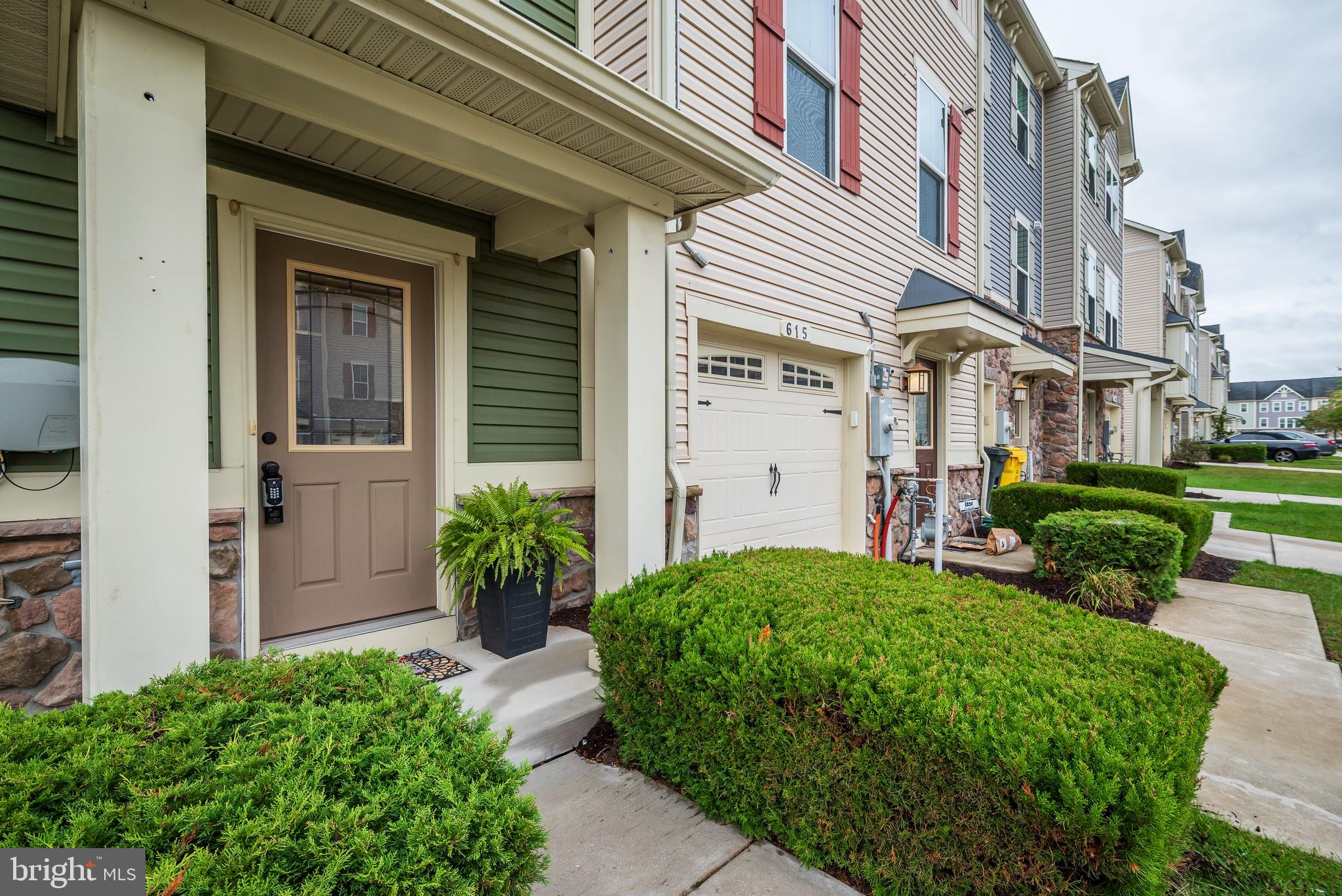 613 FOXWOOD DRIVE