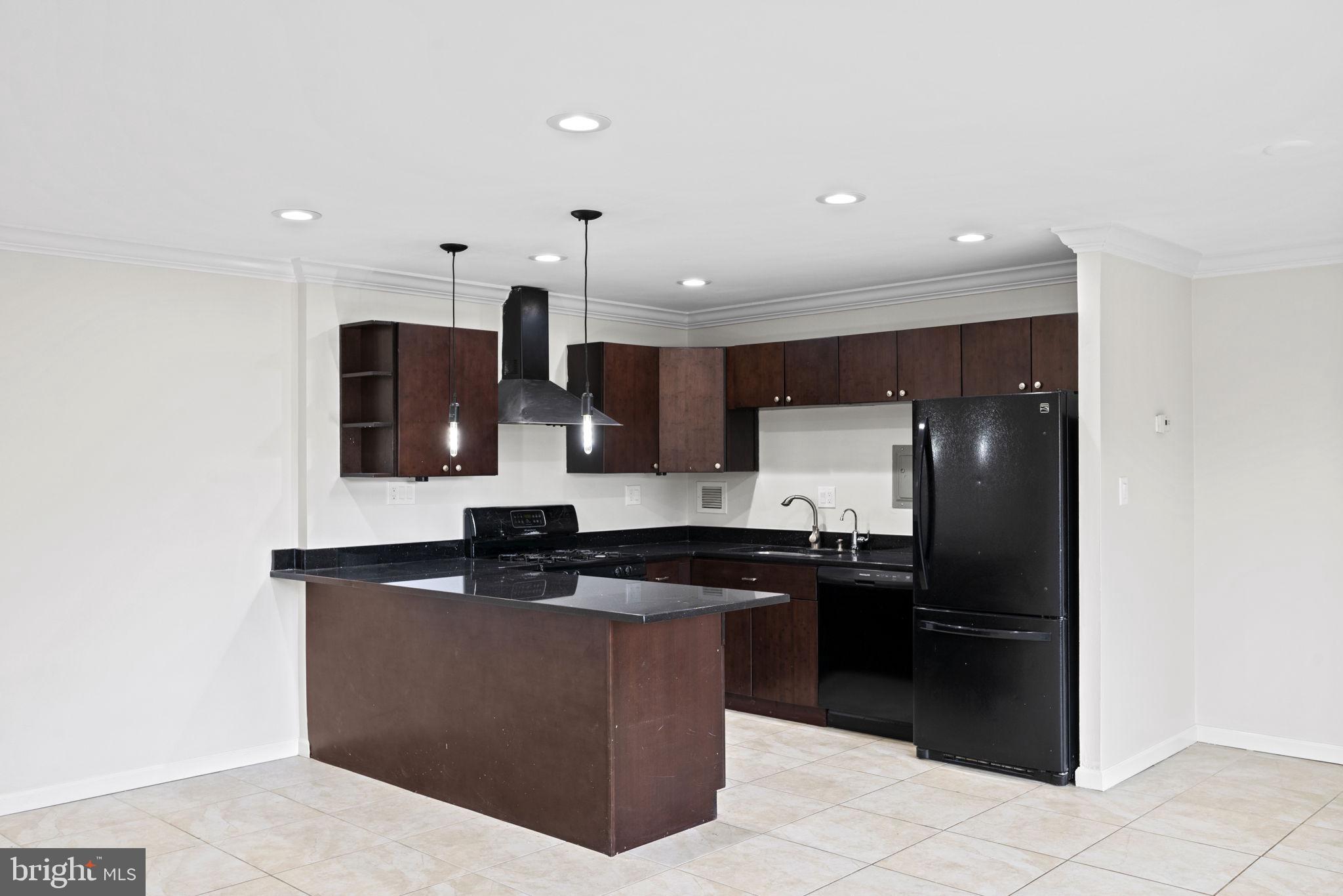 LAFAYETTE PARK CONDOMINIUM - Residential Lease