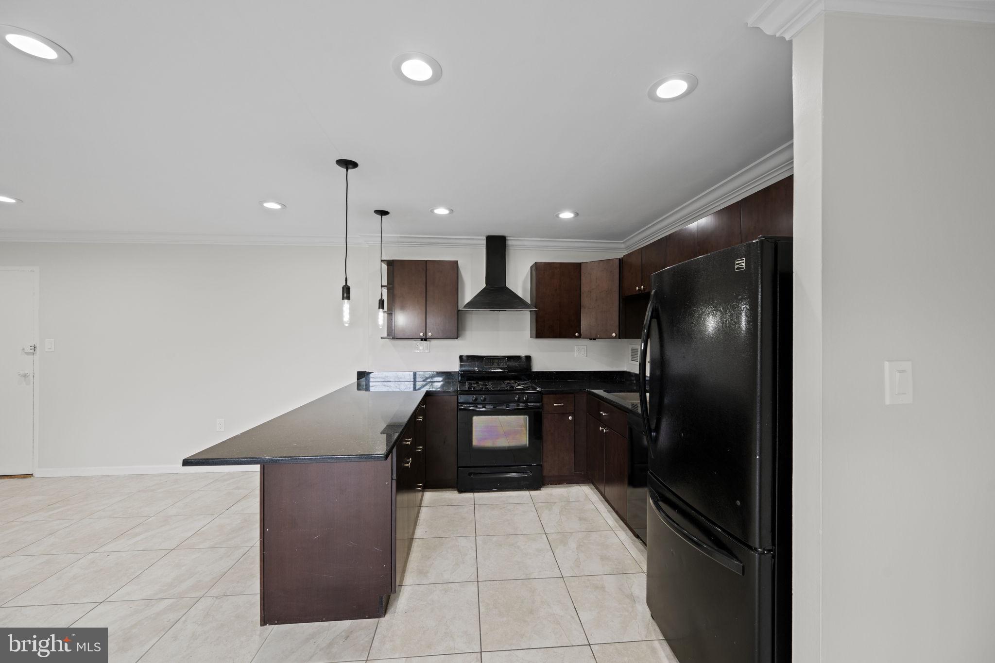 LAFAYETTE PARK CONDOMINIUM - Residential Lease