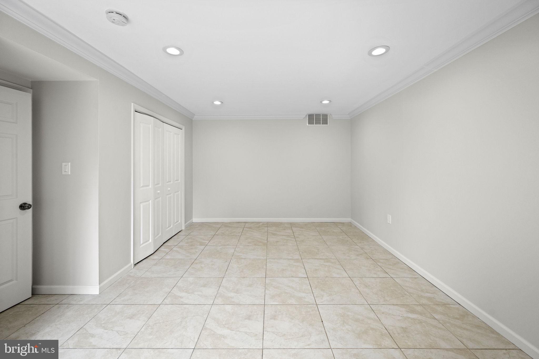 LAFAYETTE PARK CONDOMINIUM - Residential Lease