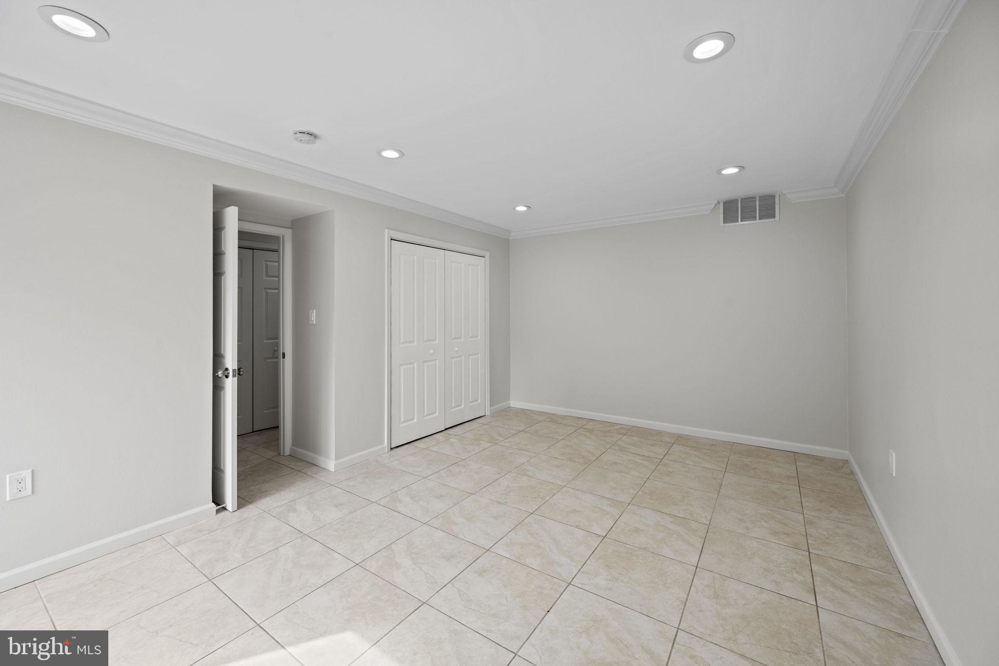 LAFAYETTE PARK CONDOMINIUM - Residential Lease