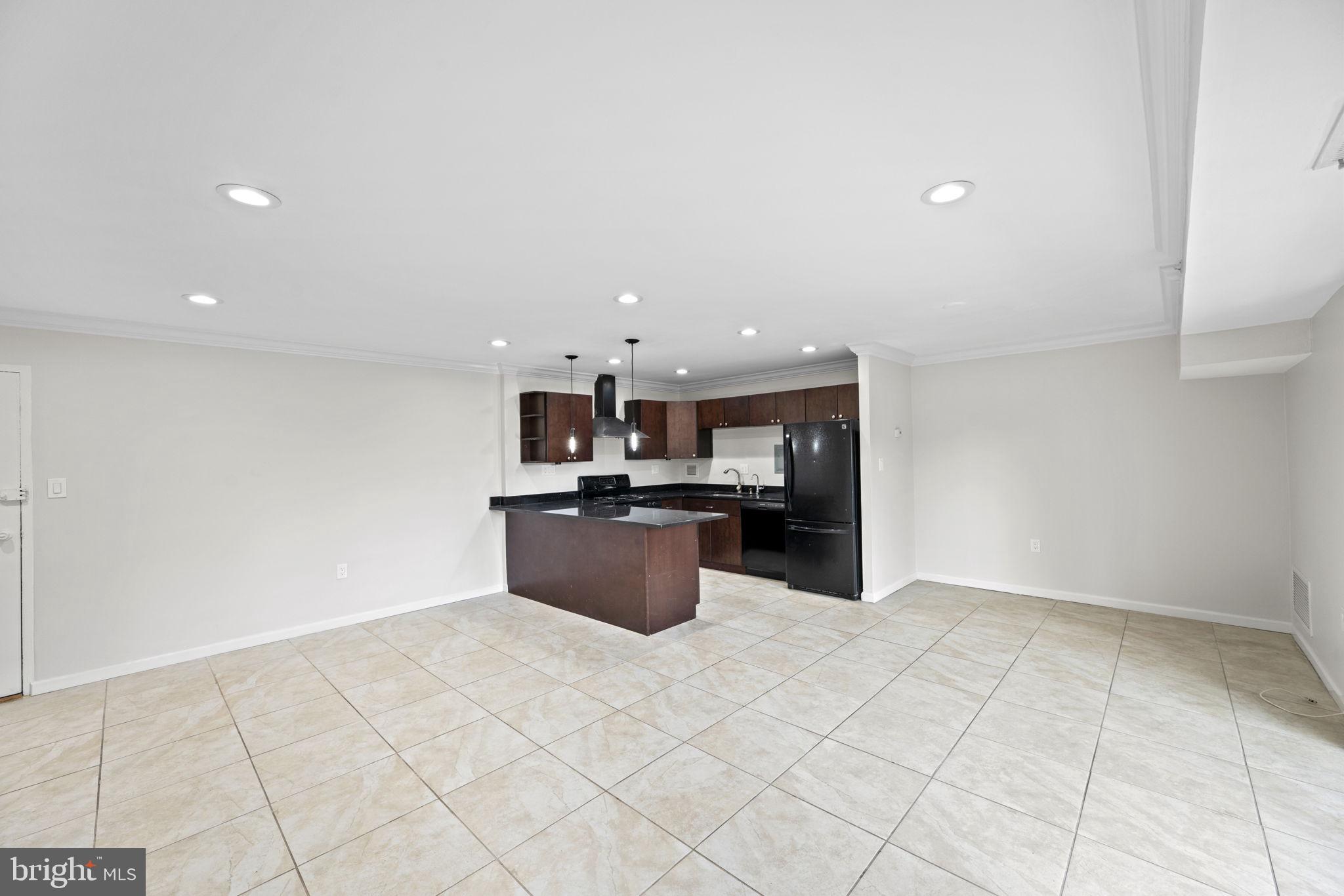 LAFAYETTE PARK CONDOMINIUM - Residential Lease