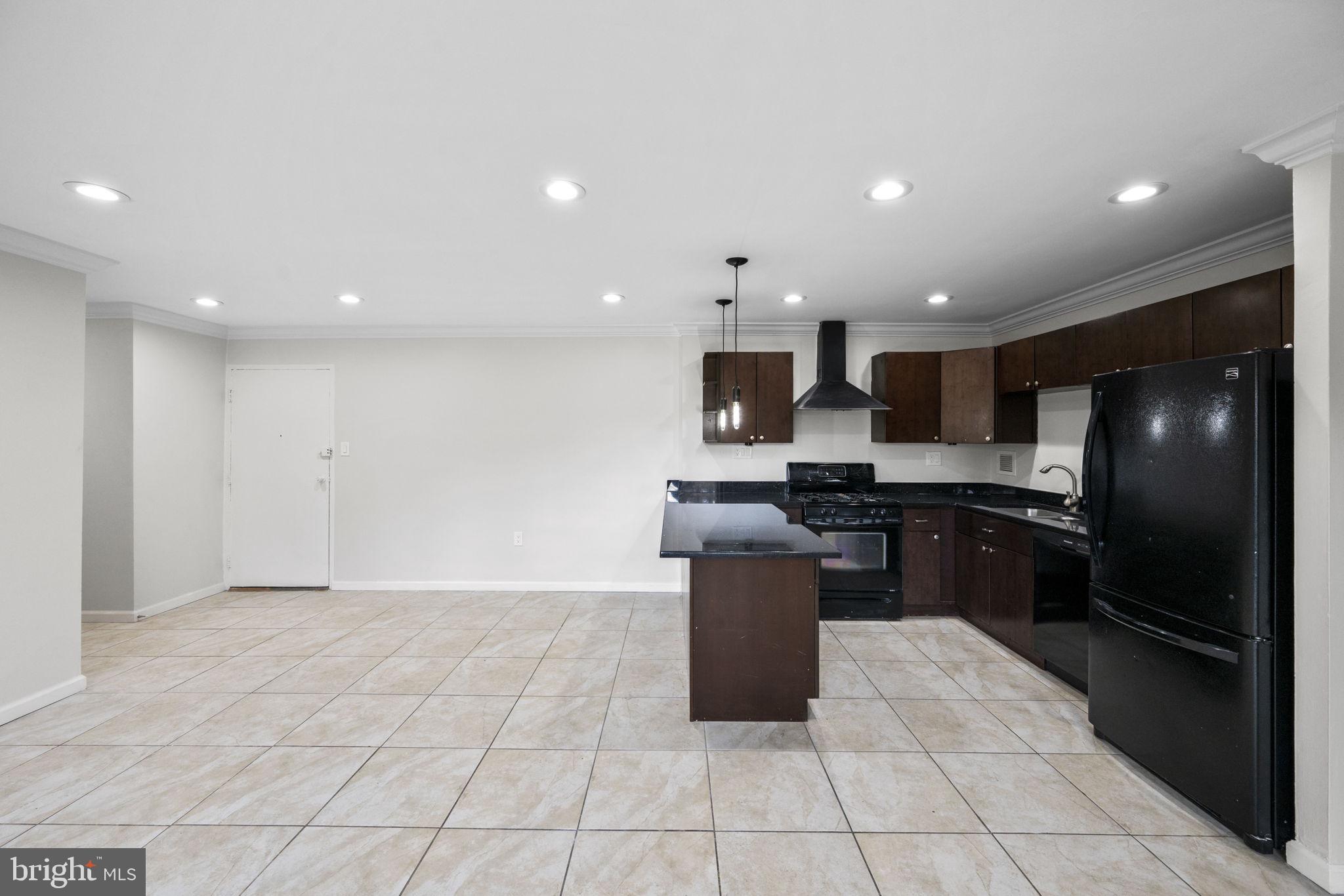 LAFAYETTE PARK CONDOMINIUM - Residential Lease