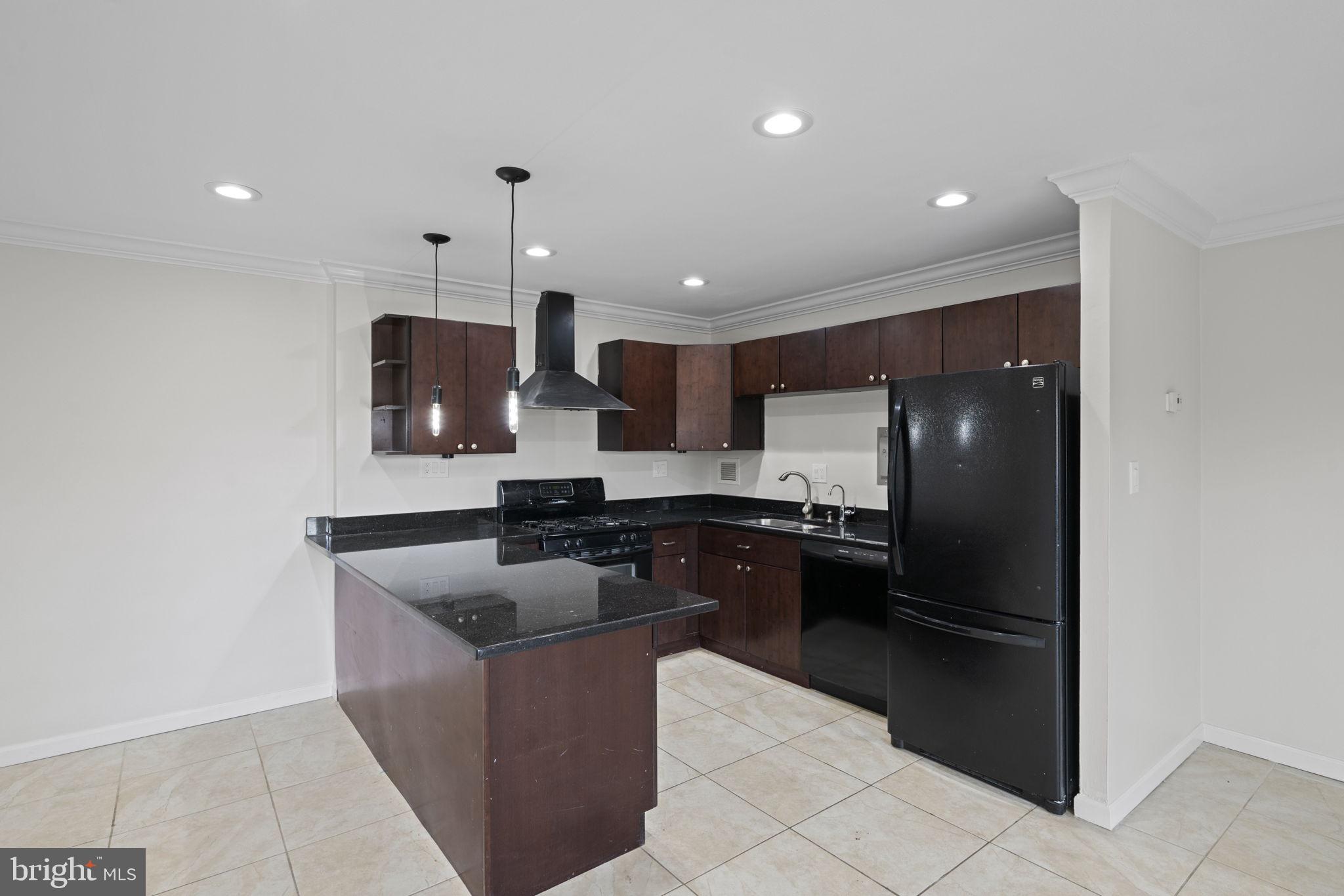 LAFAYETTE PARK CONDOMINIUM - Residential Lease