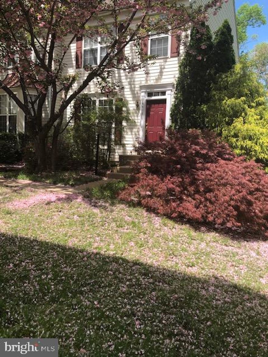 End Unit Townhome Main lvl, stairs & hall Hrdwd, Ceramic Tile Foyer & Baths, Granite Counters, Tile Bcksplsh, Kit Islnd, Gas FP, Vaulted Master BR, Master BA-Soaking Tub & Shower,  Walkout lvl Finished Bsmt. Back to trees. Den in the basement could be bed room or office