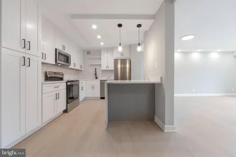 205 Yoakum Parkway Unit 516, Alexandria, VA MLS: VAAX2051494