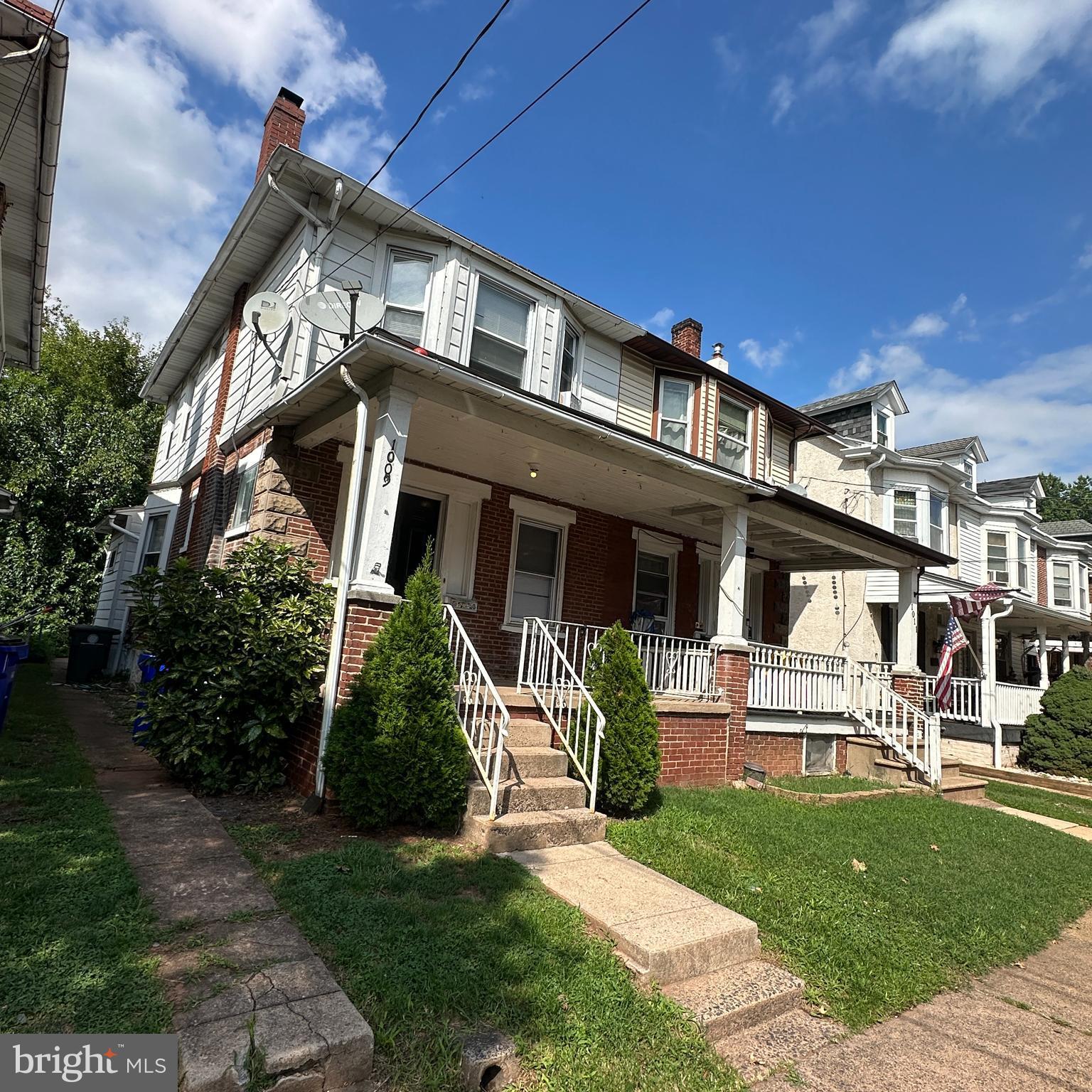 1009 QUEEN STREET