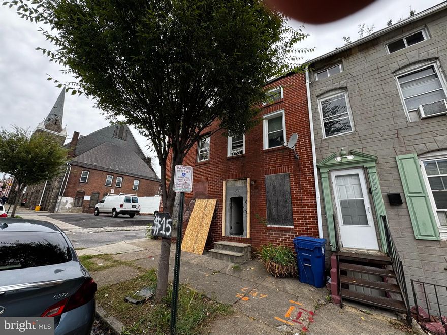 ONLINE AUCTION: Bidding begins 10/31/2025 @ 10:00 AM. Bidding ends 11/04/2025 @ 11:10 AM. List Price is Suggested Opening Bid. 2 Story Townhouse located in the Franklin Sqaure area of Baltimore City. Residents can enjoy the nearby attractions such as Grace Medical Center, Westside Shopping Center, Mount Clare Junction Shopping Center, Carroll Park, Carroll Park Golf Course, & West Baltimore MARC Station. Easy Access to Major Traffic Artery W Baltimore St. Property is Vacant. Deposit: $5,000.