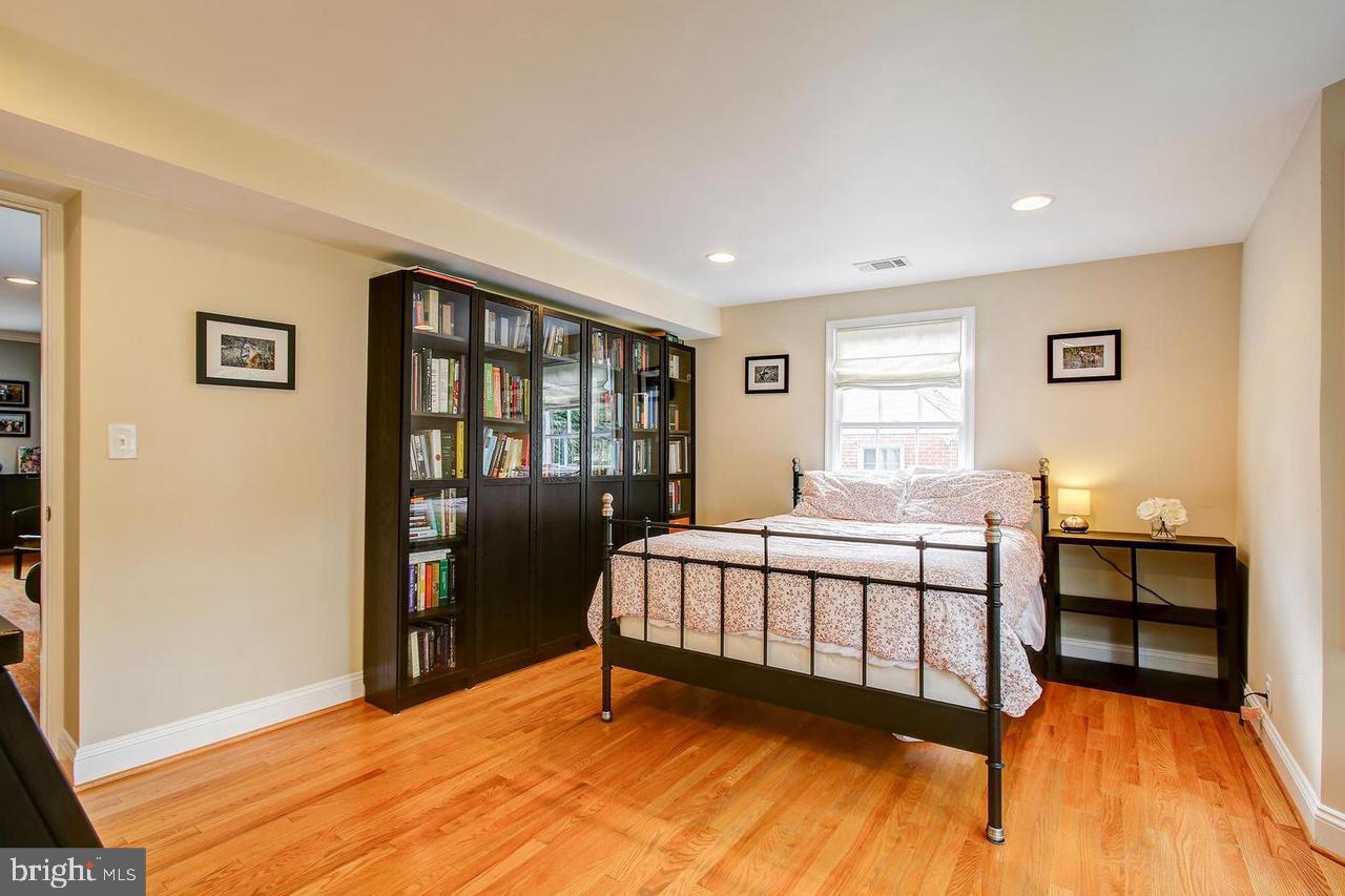 COUNTRY CLUB PARK - Residential Lease