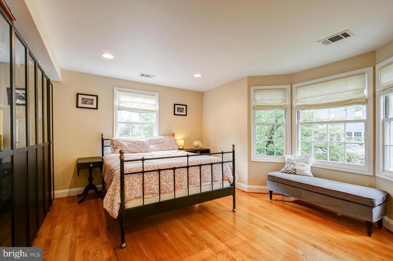 COUNTRY CLUB PARK - Residential Lease