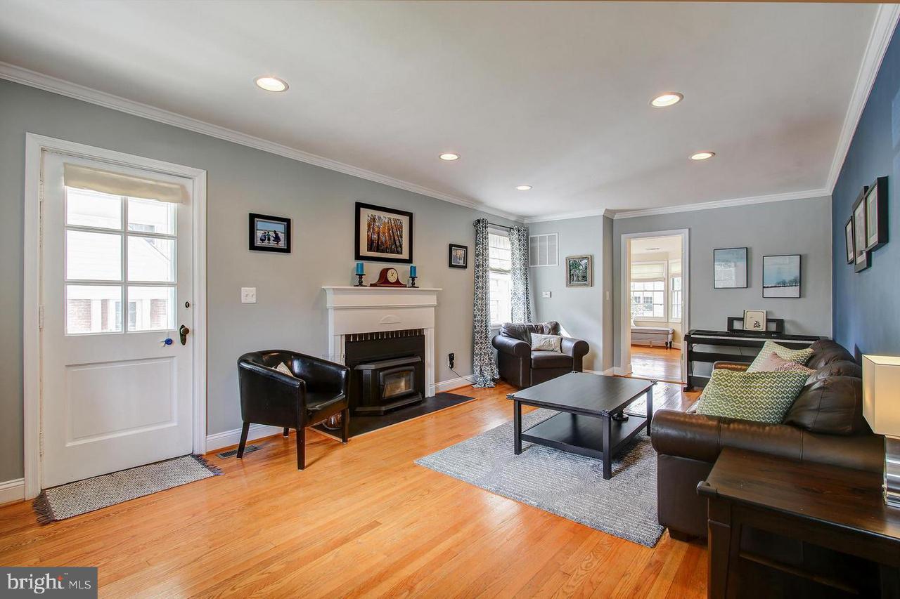 COUNTRY CLUB PARK - Residential Lease