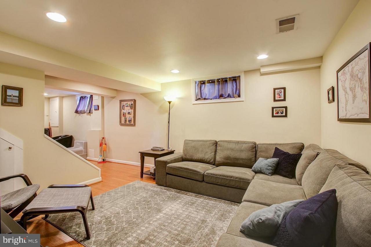 COUNTRY CLUB PARK - Residential Lease