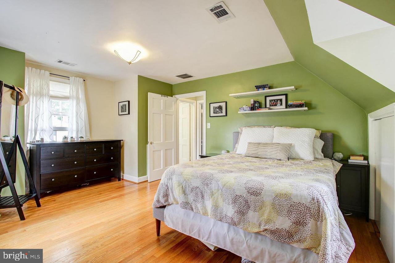 COUNTRY CLUB PARK - Residential Lease